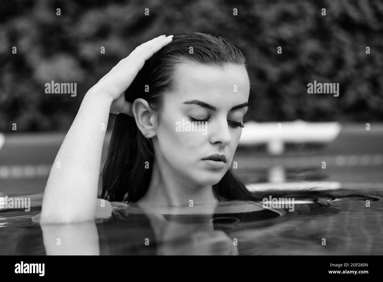 Porträt einer schönen Frau im Schwimmbad. Stockfoto