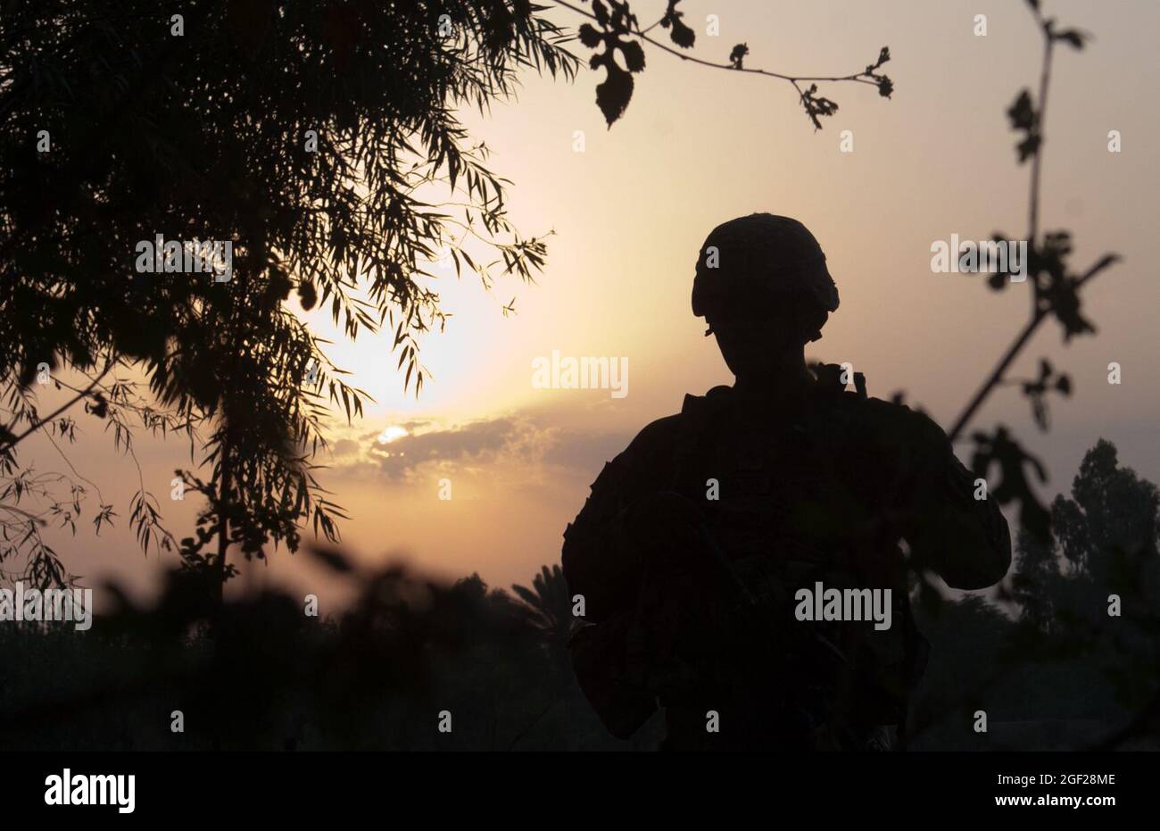 Ein Soldat der US-Armee mit Truppe B, 4. Geschwader, 9. Kavallerieregiment, 2. Panzerbrigade-Kampfteam, 1. Kavalleriedivision, hält während einer Aufklärungspatrouille am späten Nachmittag in der Nähe der Vorwärts-Operationsbasis Fenty, Provinz Nangarhar, Afghanistan, 29. September 2013, inne. Während der Patrouille befragten Soldaten das Land um Fenty und trafen sich mit Einheimischen in nahegelegenen Dörfern, um bestehende Beziehungen zu verbessern. (USA Foto der Armee-Nationalgarde von Sgt. Margaret Taylor, 129. Mobile Public Affairs Detachment/FREIGEGEBEN) Stockfoto