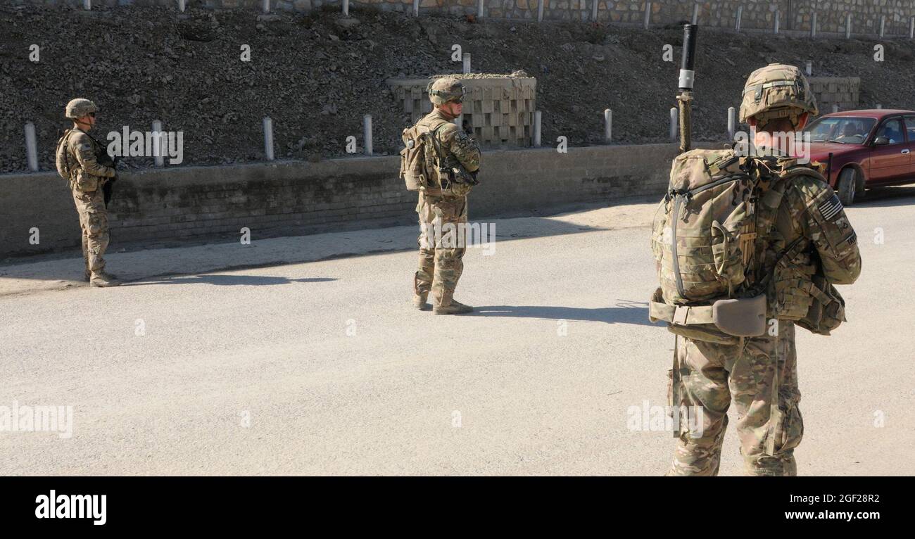 US Army Sgt. Stephen Ogden (Mitte), Teamleiter, Firma C, 2. Bataillon, 30. Infanterie-Regiment, 4. Brigade Combat Team, 10th Mountain Division, aus Oscoda, Mish., sichert einen Straßenübergang an der Grenze zwischen Afghanistan und Pakistan in Torkham, Afghanistan, am 19. November 2013, mit seinen Soldaten. Diese Soldaten sicherten den Mitarbeitern der US-Armee Bewegung, um Operationen bei einer afghanischen Grenzpolizei zu beobachten und Beziehungen zu den dort arbeitenden Offizieren aufzubauen. Die Grenze zu Torkham, ein wichtiger Lieferort für die NATO-Streitkräfte und die Bevölkerung Afghanistans. (USA Army Photo von Sgt. Eric Provost, Task Force Patriot Stockfoto