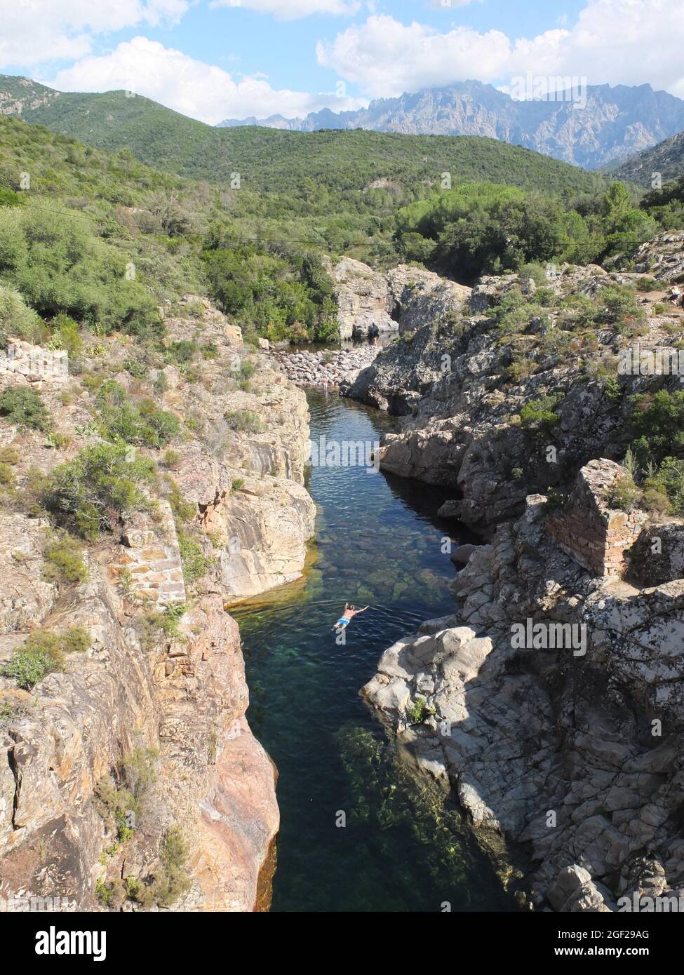 Schwimmer in der spektakulären Fango-Schlucht, Korsika, Frankreich Stockfoto