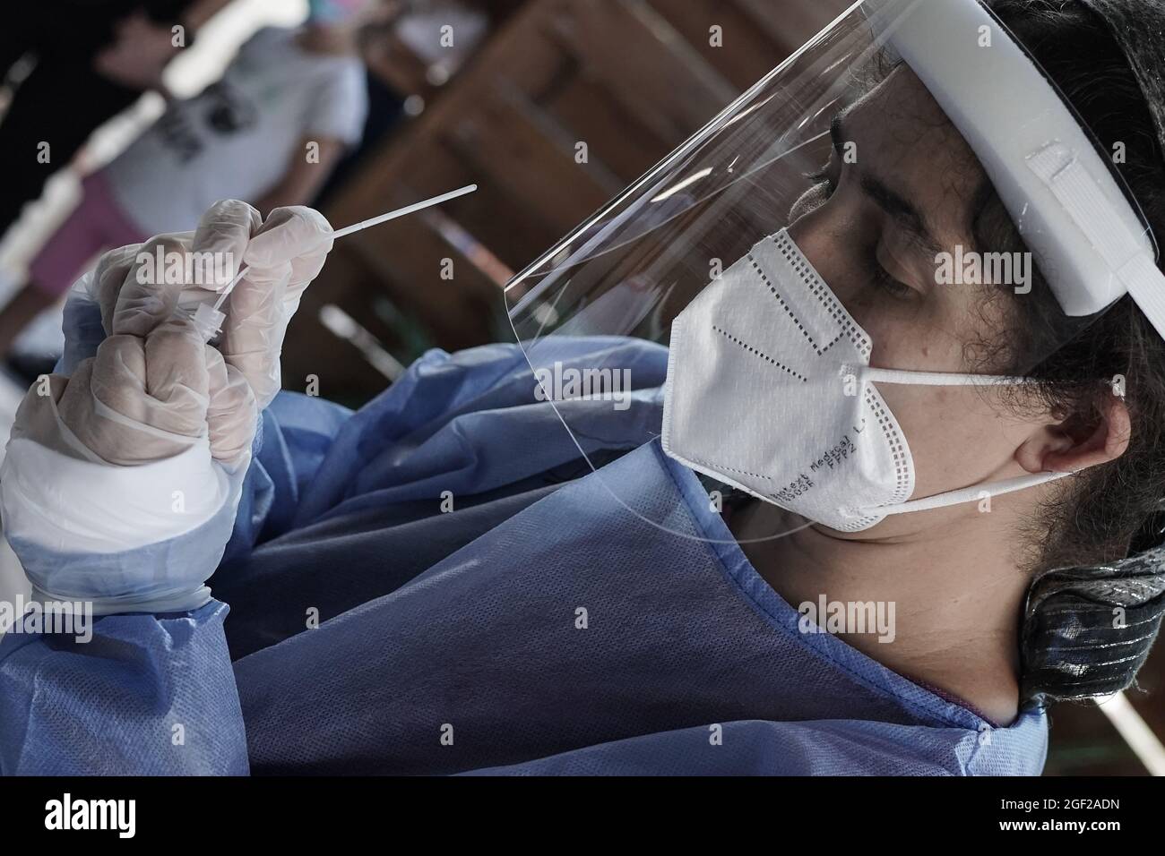 Jerusalem, Israel. August 2021. Sanitäter von Magen David Adom, der als israelische Organisation des Roten Kreuzes und führender Rettungsdienst tätig ist, führen schnelle Antigen Covid-19-Tests an den über drei Jahre alten Ungeimpften durch. Ein negatives Ergebnis verleiht einen 24-Stunden-Green Pass und Zugang zu öffentlichen Innenräumen und Veranstaltungen im Einklang mit den neu auferlegten Einschränkungen der Regierung. Ein langfristiger Green Pass wird nur an Personen vergeben, die vollständig geimpft oder vom Coronavirus geborgen sind. Israel kämpft gegen eine vierte Welle von COVID-19, die überwiegend aus der Delta-Variante besteht. Kredit: Nir Alon/Alamy Live Nachrichten Stockfoto