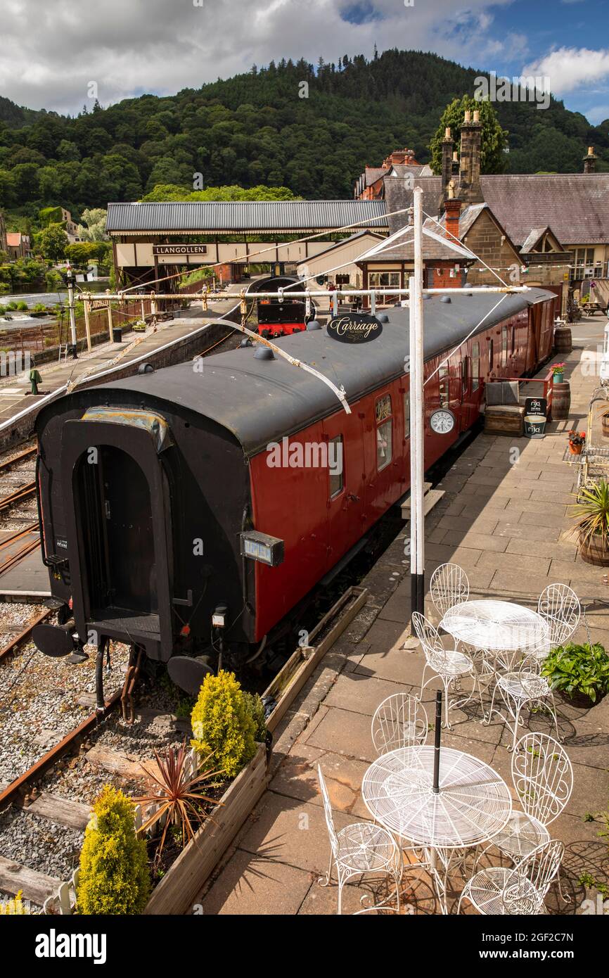 UK Wales, Clwyd, Llangollen, Mill Street, Llangollen Railway Station, Carriage Café in alten Fahrzeugen Stockfoto