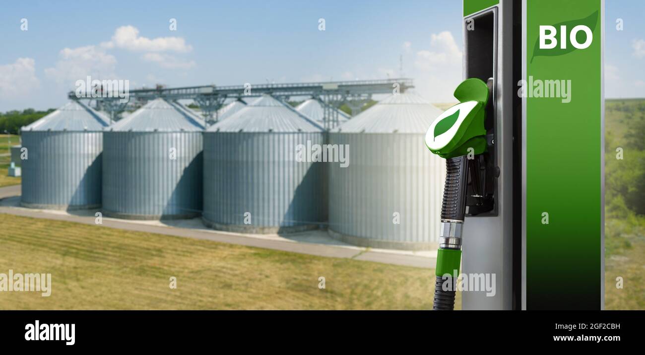 Tankstelle für Biokraftstoffe auf dem Hintergrund von Silos. Konzept für Biokraftstoffe Stockfoto
