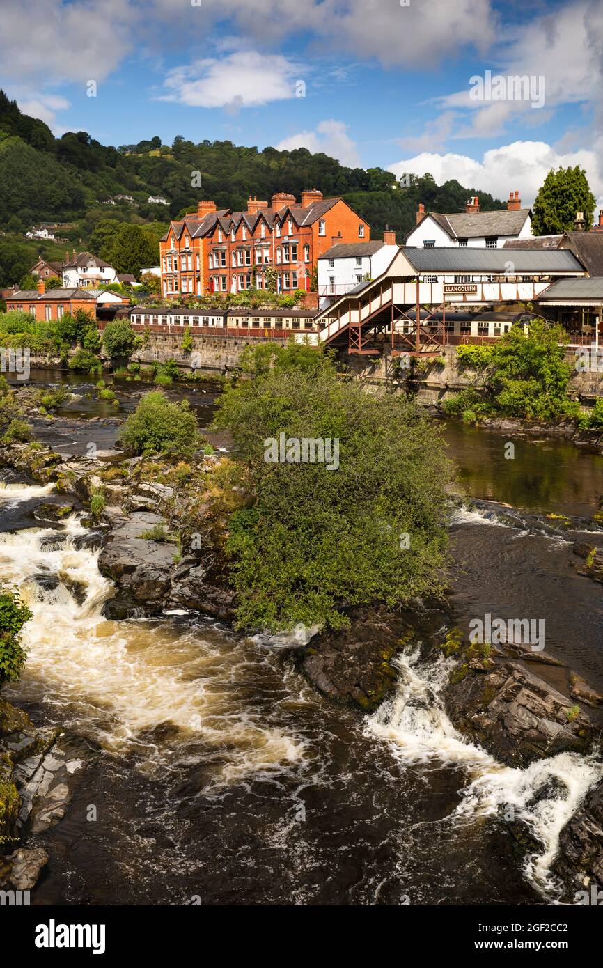 UK Wales, Clwyd, Llangollen, Weißwasser am Fluss Dee am Bahnhof Llangollen, Stockfoto