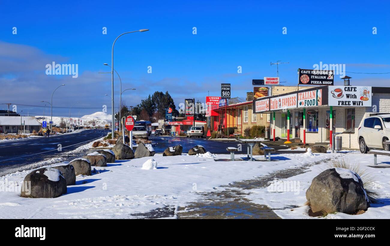 Waiouru, eine kleine Stadt auf dem vulkanischen Plateau der neuseeländischen Nordinsel, an einem verschneiten Wintertag Stockfoto