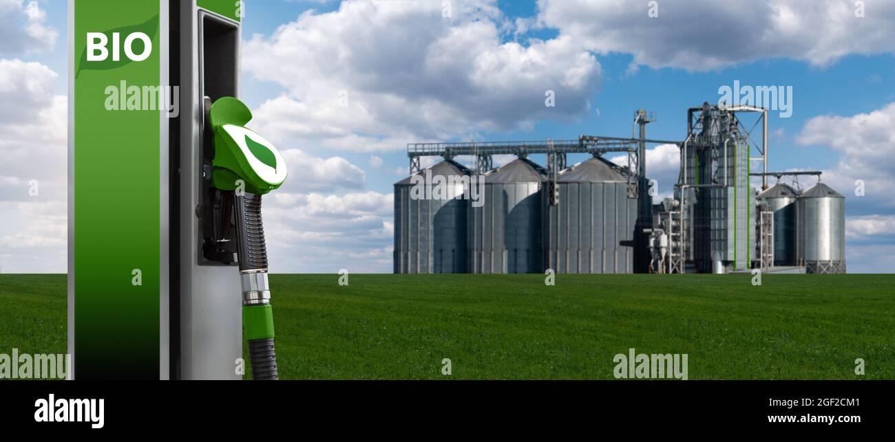 Tankstelle für Biokraftstoffe auf dem Hintergrund von Silos. Konzept für Biokraftstoffe Stockfoto