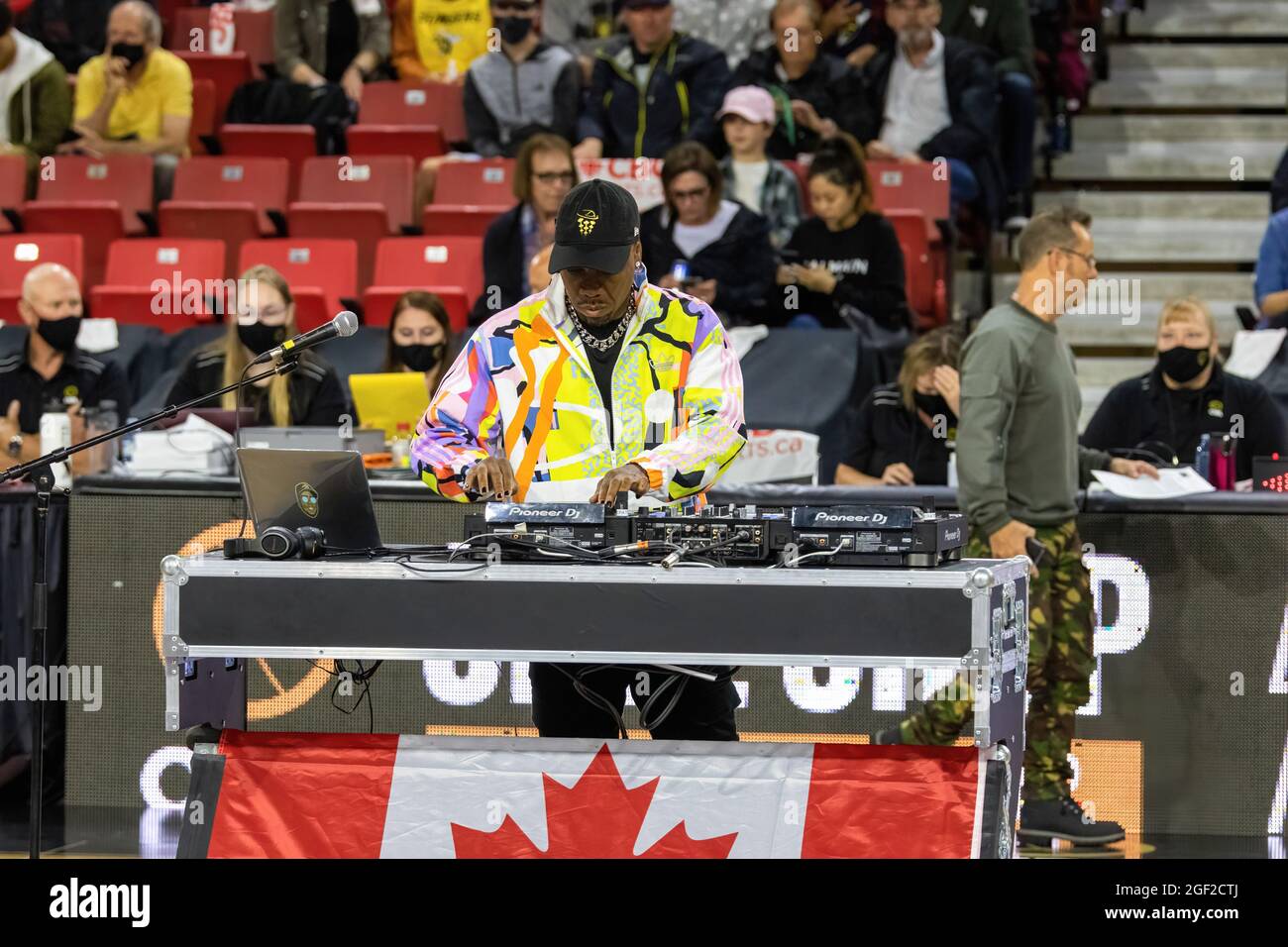 Edmonton, Kanada. August 2021. DJ 4KORNERS tritt während der Halbzeit-Show beim Canadian Elite Basketball Season Final zwischen Edmonton Stingers und Niagara River Lions im Edmonton Expo Center auf. (Foto von Ron Palmer/SOPA Images/Sipa USA) Quelle: SIPA USA/Alamy Live News Stockfoto