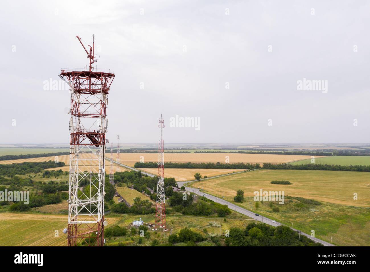 Telekommunikationstürme auf dem Land Stockfoto
