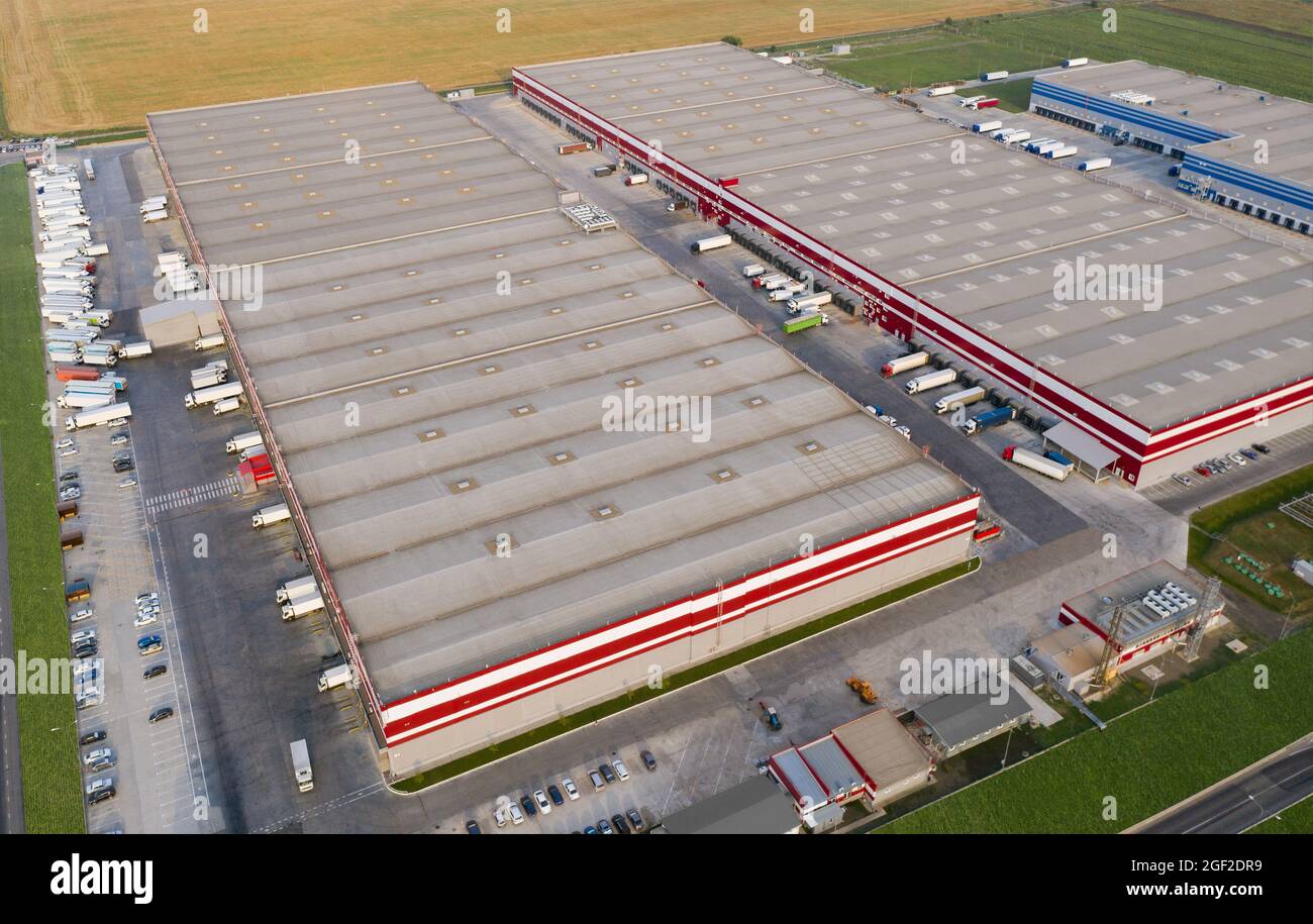 Luftaufnahme eines großen Logistikzentrums. Verteilung und Lieferung von Waren Stockfoto