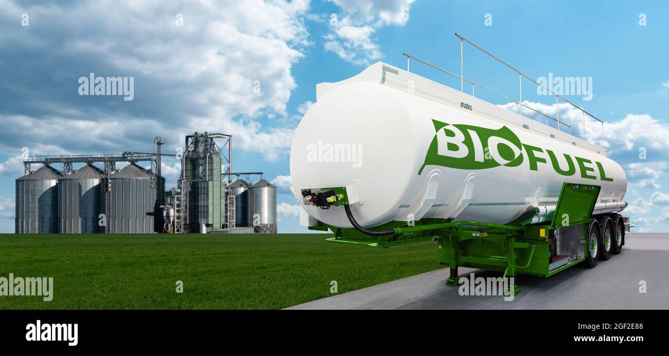 Tank mit der Aufschrift BIOKRAFTSTOFF auf dem Hintergrund von Silos. Konzept für Biokraftstoffe Stockfoto