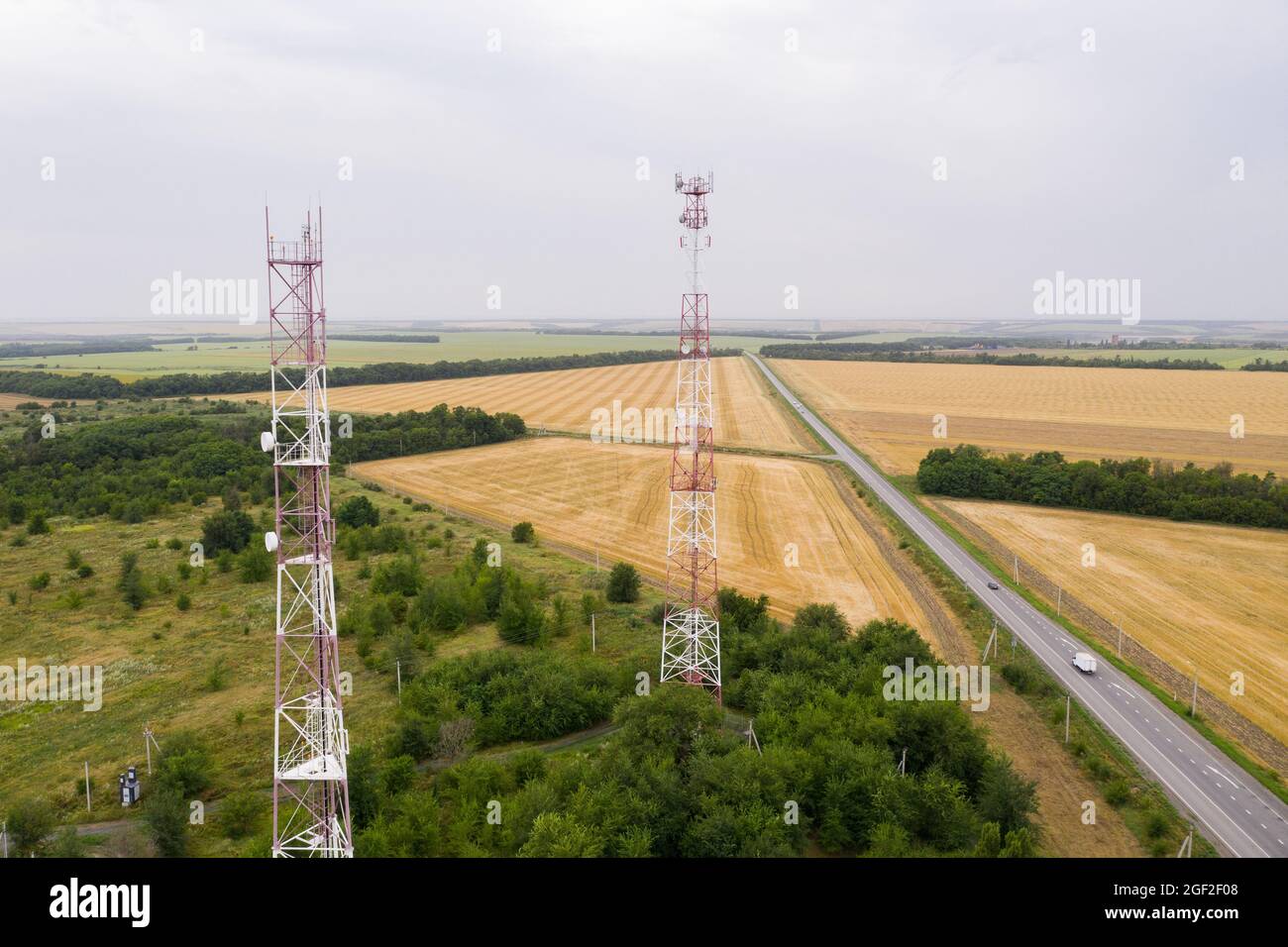 Telekommunikationstürme auf dem Land Stockfoto