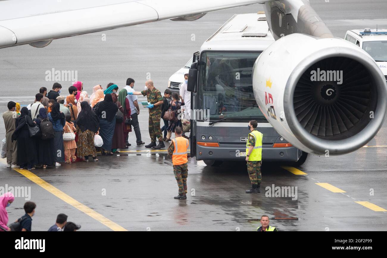 Die Menschen steigen bei der Ankunft eines gecharterten Air Belgium-Flugzeugs aus, das evakuierte Menschen aus Afghanistan auf dem Militärflughafen in Melsbroek befördert, Stockfoto