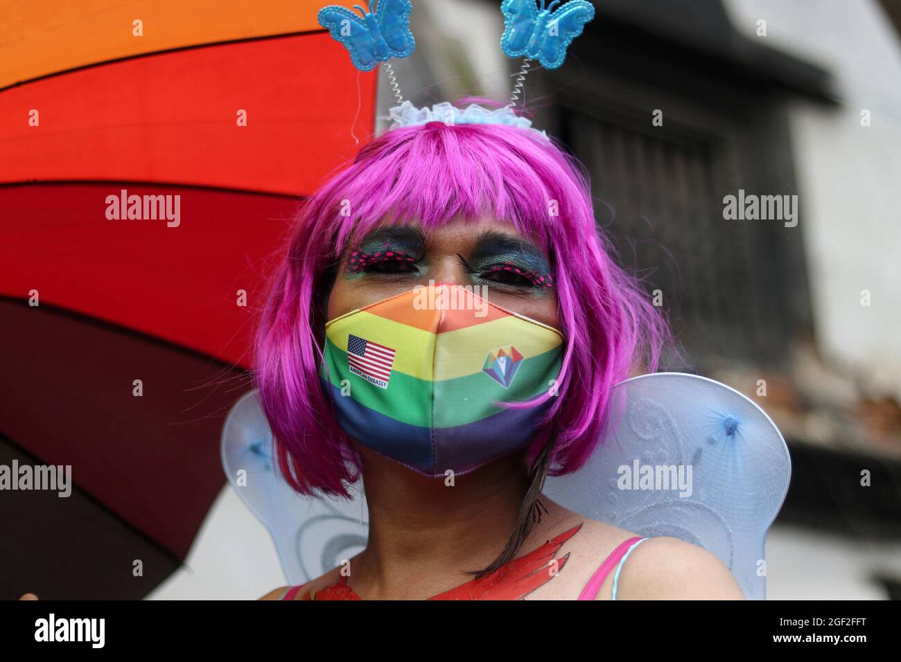 Kathmandu, NE, Nepal. August 2021. Ein Mitglied der LGBTIQ-Gemeinschaft trägt eine schützende Regenbogenmaske während des Gai Jatra-Festivals in Kathmandu, Nepal, 23. August 2021. (Bild: © Aryan Dhimal/ZUMA Press Wire) Stockfoto