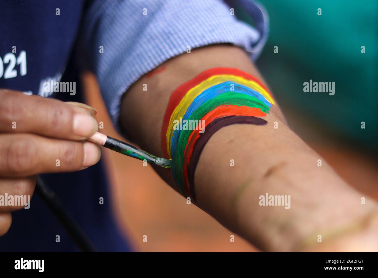 Kathmandu, NE, Nepal. August 2021. Ein Mitglied der LGBTIQ-Gemeinschaft malt Hände mit Regenbogenfarben während des Gai Jatra-Festivals in Kathmandu, Nepal, 23. August 2021. (Bild: © Aryan Dhimal/ZUMA Press Wire) Stockfoto