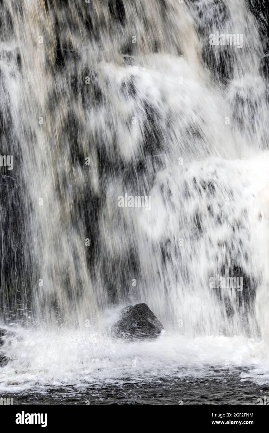 Wasserfall; Verschlusszeit 1 50. Sek.; Yorkshire; Großbritannien Stockfoto