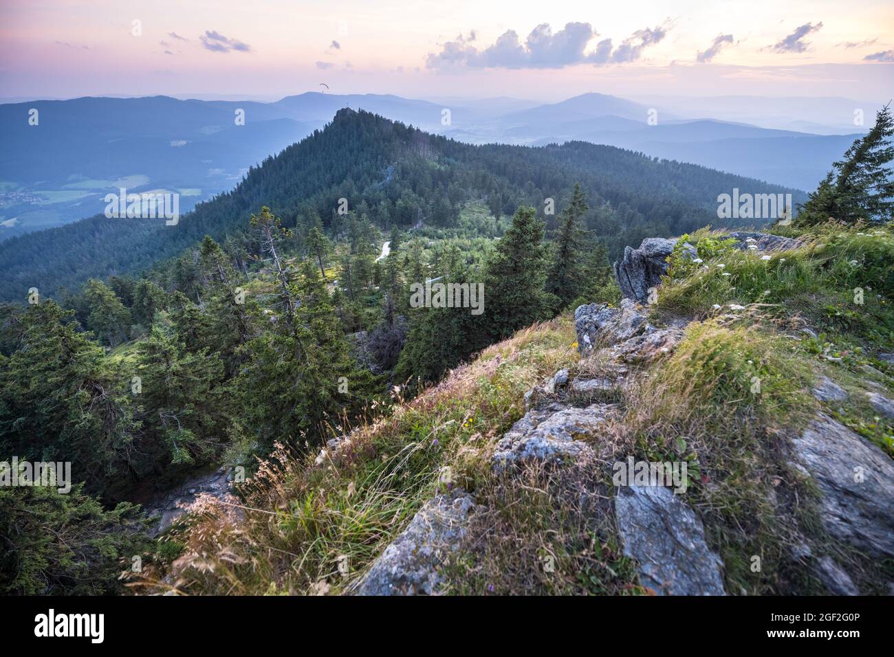 Herrlicher Panoramablick auf den Gipfel des OSSER im Bayerischen Wald, bayerischer Wald, Berg Sonnenuntergang Wald Tal grün Stockfoto