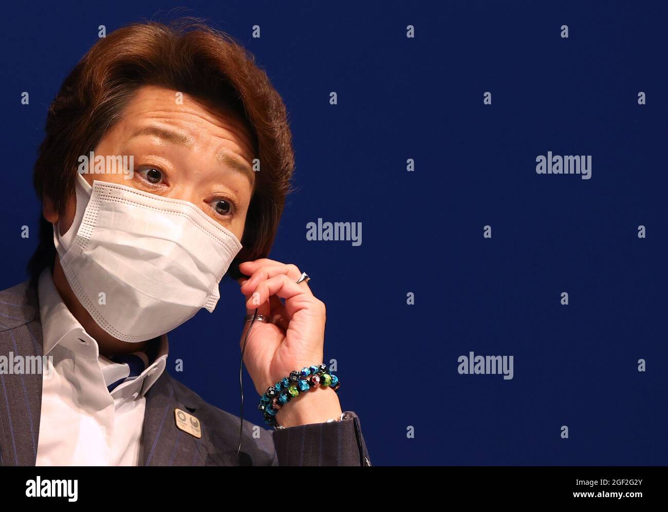 Tokio, Japan. August 2021. Seiko Hashimoto, Präsident des Organisationskomitees der Olympischen und Paralympischen Spiele in Tokio, sitzt während einer Pressekonferenz. Quelle: Karl-Josef Hildenbrand/dpa/Alamy Live News Stockfoto