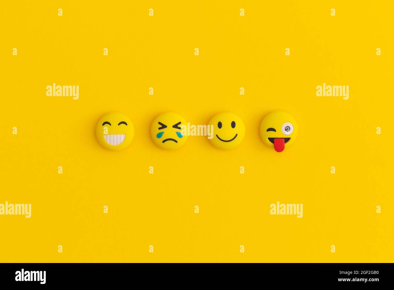 Emoticons auf gelbem Hintergrund Stockfoto