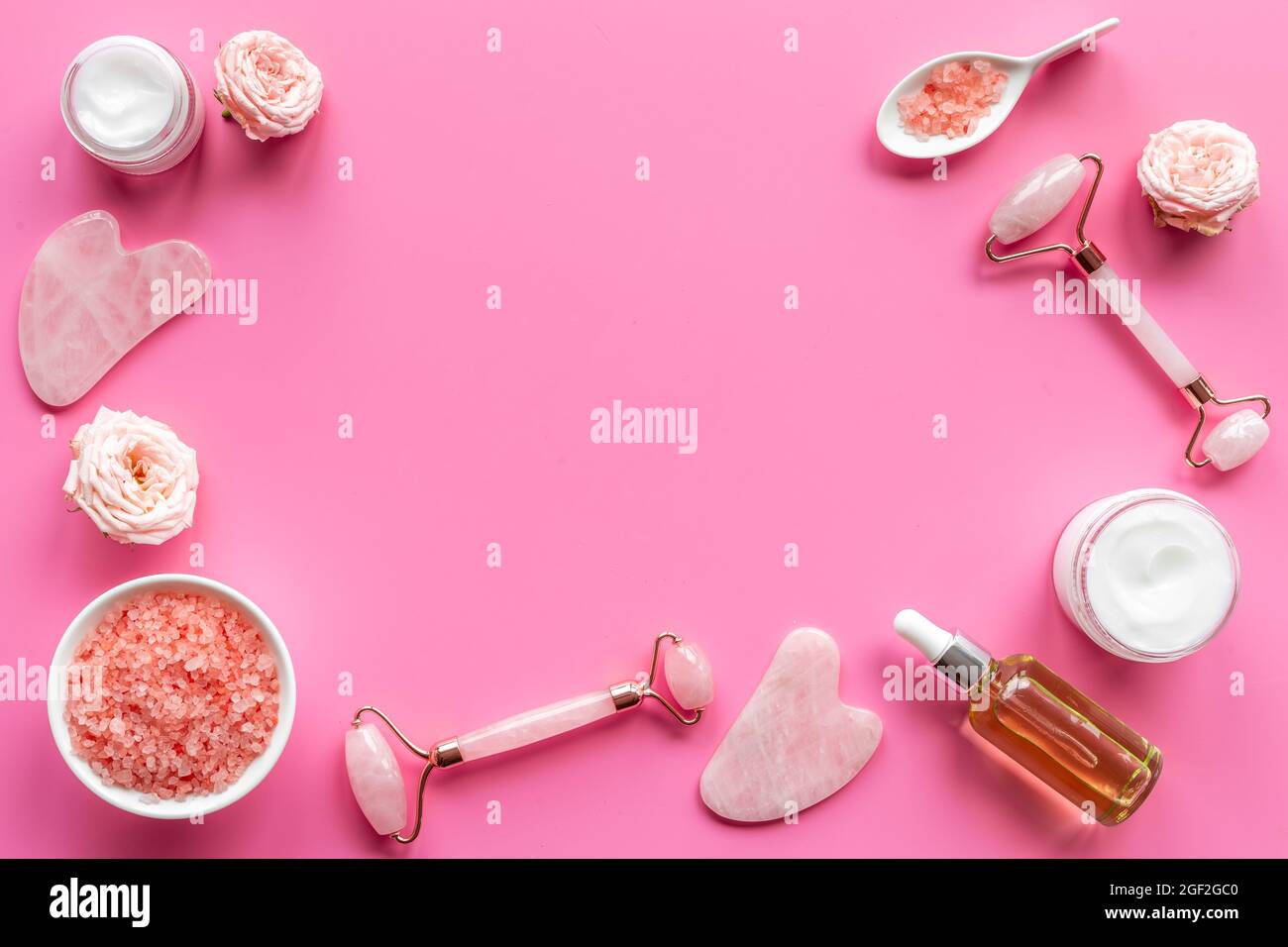 Gua Sha Massage Stein und Walze mit Hautpflegeprodukten Stockfoto