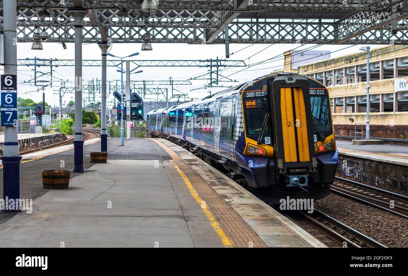 ScotRail-Personenzug, der den Bahnsteig 3 am Bahnhof Paisly Gilmour Street, Paisly, Schottland, Großbritannien, verlässt Stockfoto