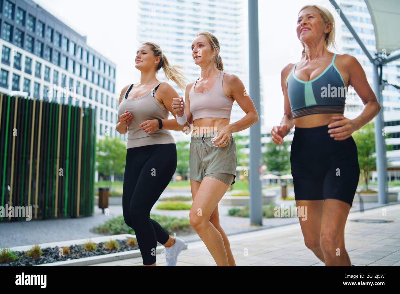 Gruppe von jungen und alten Frauen laufen im Freien in der Stadt, gesundes Lifestyle-Konzept. Stockfoto