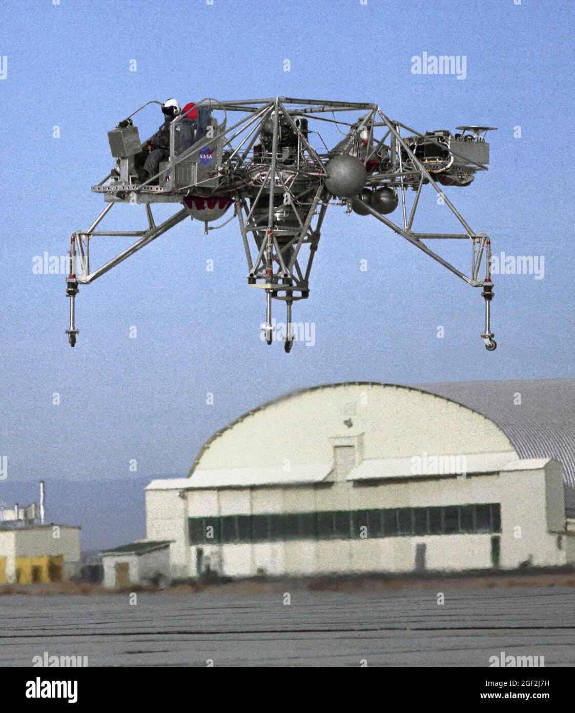Eine Innenansicht von der linken Seite des Lunar Landing Research Vehicle ist in diesem Foto des NASA Flight Research Center aus dem Jahr 1964 zu sehen. Das Foto wurde vor dem alten NAKA-Hangar auf der Südbasis, der Edwards Air Force Base, aufgenommen. Als Apollo 1960 plante, suchte die NASA nach einem Simulator, um den Abstieg zur Mondoberfläche zu profilieren. Es tauchten drei Konzepte auf: Ein elektronischer Simulator, ein festgestecktes Gerät und der ambitionierte Dryden-Beitrag, ein freifliegendes Fahrzeug. Alle drei wurden zu ernsthaften Projekten, aber schließlich wurde das NASA Flight Research Center (FRC) Landing Rese Stockfoto