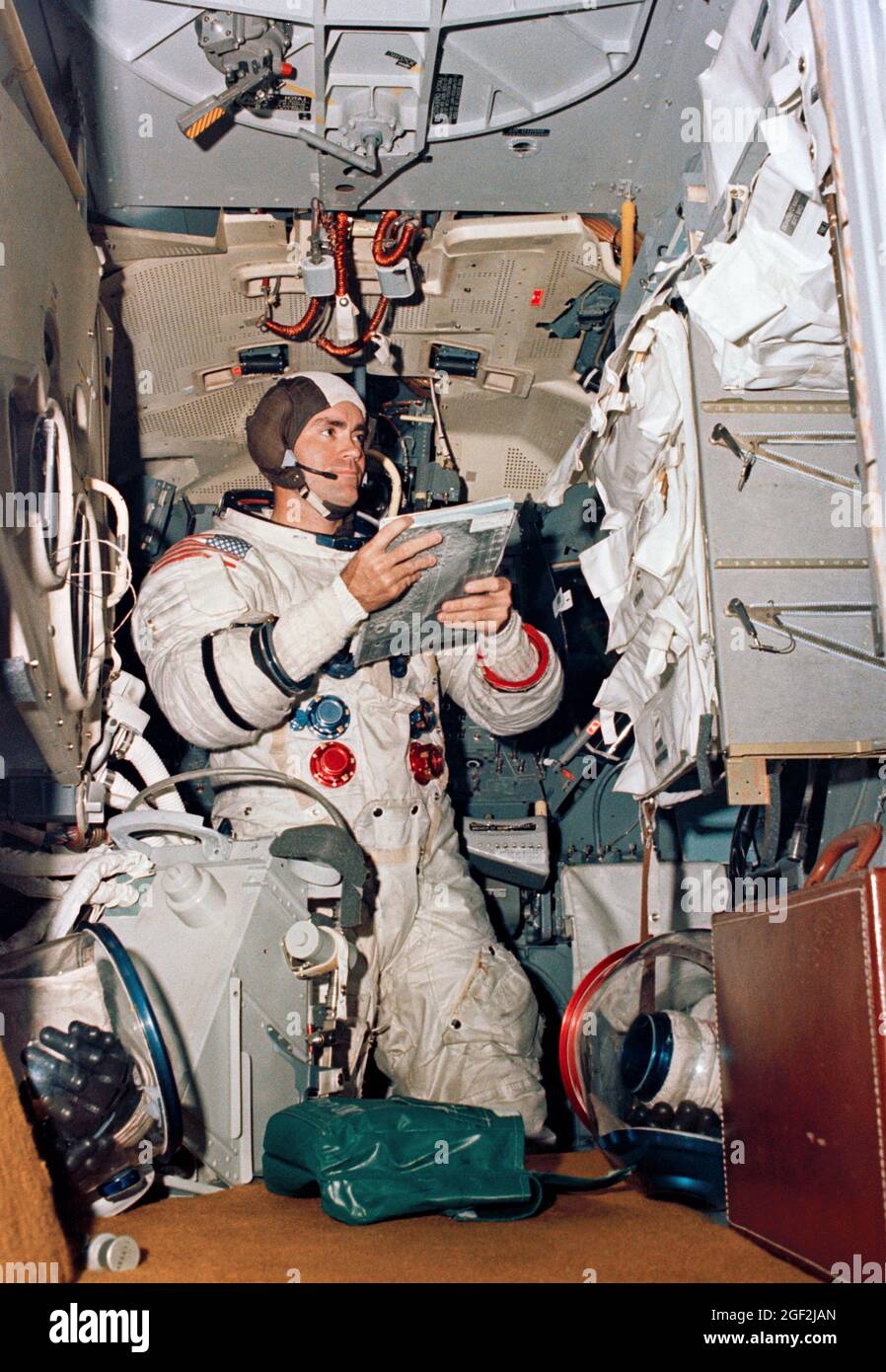 (4. April 1970) --- Astronaut Fred W. Haise Jr., Apollo 13 Mondmodulpilot, nimmt an Simulationstraining zur Vorbereitung auf die geplante Mondlandemission Teil. Er befindet sich im Apollo Lunar Module Mission Simulator im Flight Crew Training Gebäude des Kennedy Space Centers. Stockfoto