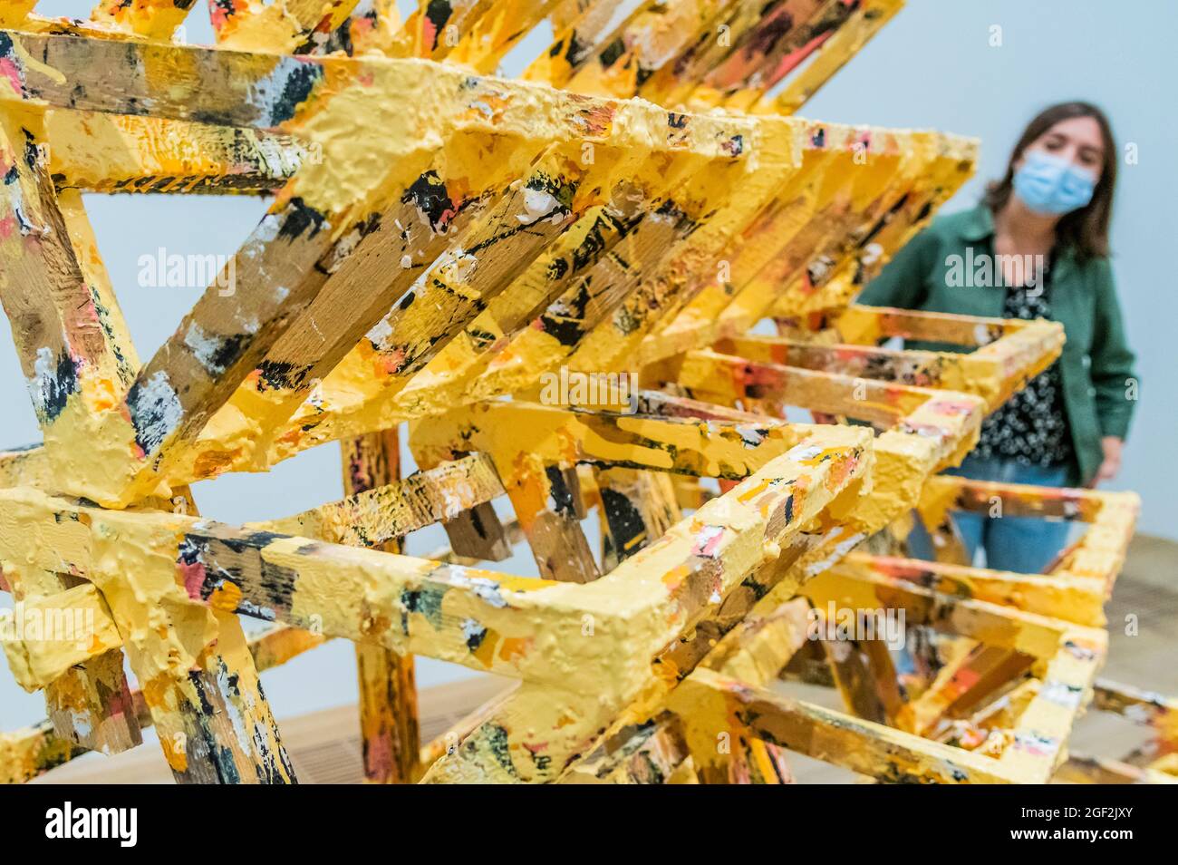 London, Großbritannien. August 2021. Untitled (Yellow Rack) 2006 by Barlow - KÜNSTLERRÄUME: Phyllida Barlow, die neueste in dieser Reihe kostenloser Ausstellungen in der Tate Modern, öffnet am 23. August 2021 für die Öffentlichkeit. In enger Zusammenarbeit mit der Künstlerin entwickelt, vereint sie eine Auswahl von Barlow's berühmten großformatigen Skulpturen sowie über 30 Arbeiten auf Papier, die in ihrer sechzigjährigen Karriere entstanden sind. Kredit: Guy Bell/Alamy Live Nachrichten Stockfoto