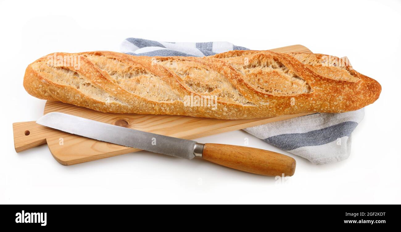 Sauerteig Baguette und Messer auf Schneidebrett isoliert auf weißem Hintergrund, Nahaufnahme. Bio-Brot mit Mehl vom Typ 1. Stockfoto