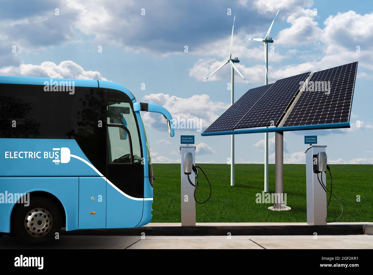 Elektrobus mit Ladestation auf einem Hintergrund von Solarmodulen und Windturbinen. Sauberes Mobilitätskonzept Stockfoto