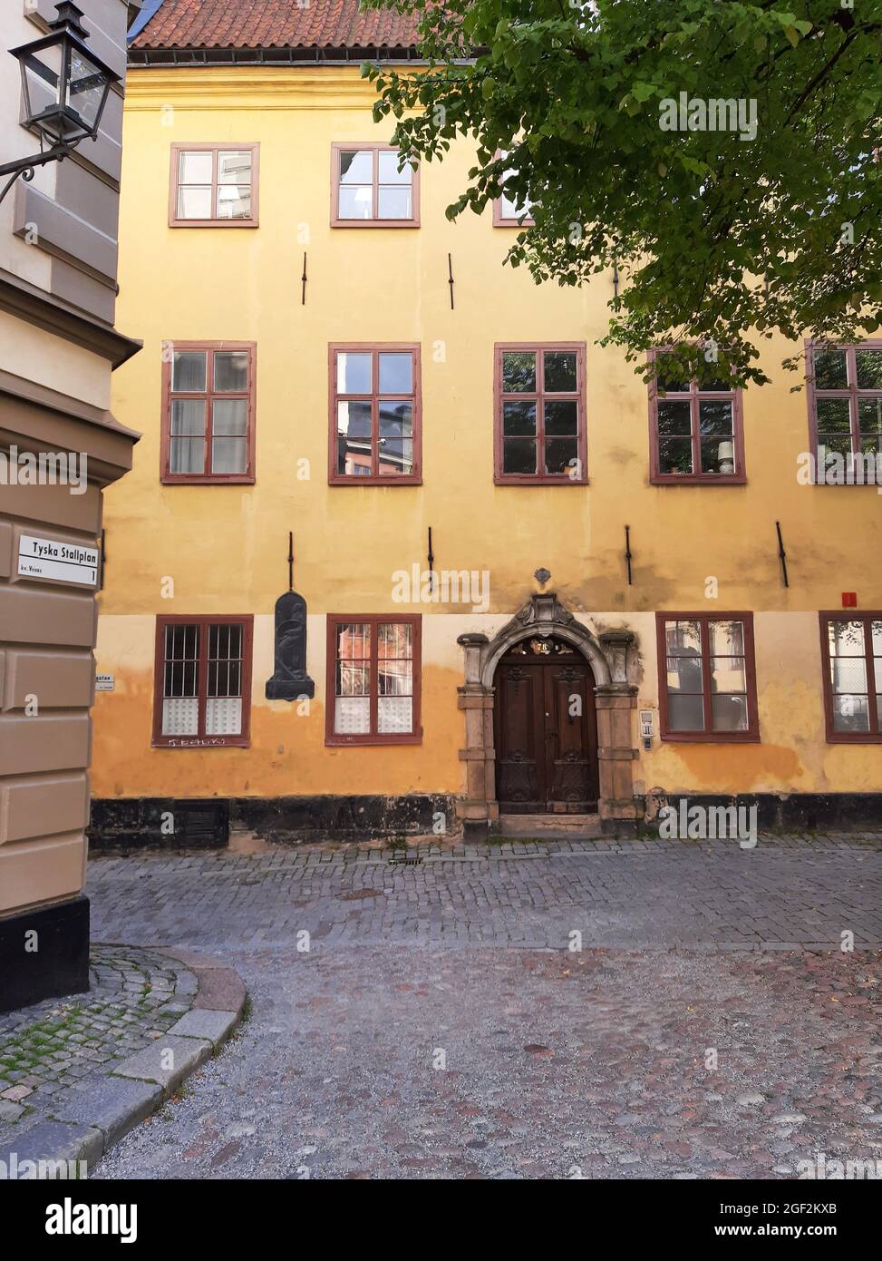 Das Haus war der beliebte schwedische Künstler Carl Larsson wurde 1853 in der Prästgatan 78, im alten Zentrum von Stockholm geboren. Zwischen den Fenstern befindet sich eine Gedenktafel des Bildhauers Karl Hultström, mit einem Relief des Malers bei der Arbeit und dem Text: 'Carl Larsson foddes här den 28. Mai 1853 Stockholms-Gillet hugfäste minnet'. Stockfoto