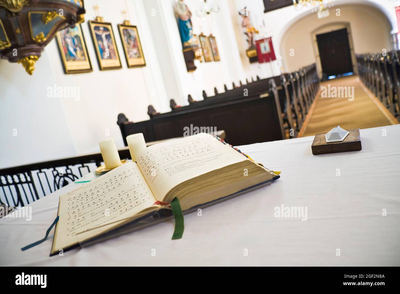 Buch der Gebete in einer Kirche Stockfoto