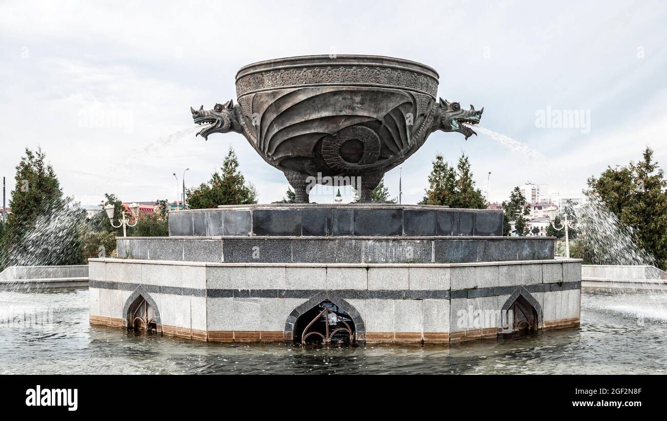 Brunnen in Kasan, Russland in Form eines Kessels und Drachenköpfe Stockfoto