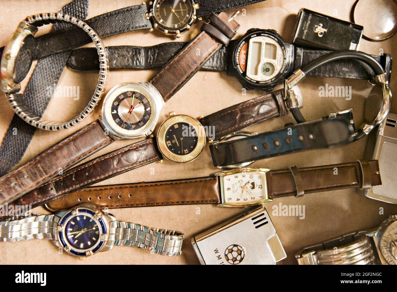 Alte Armbanduhren auf einem Flohmarkt Stockfoto