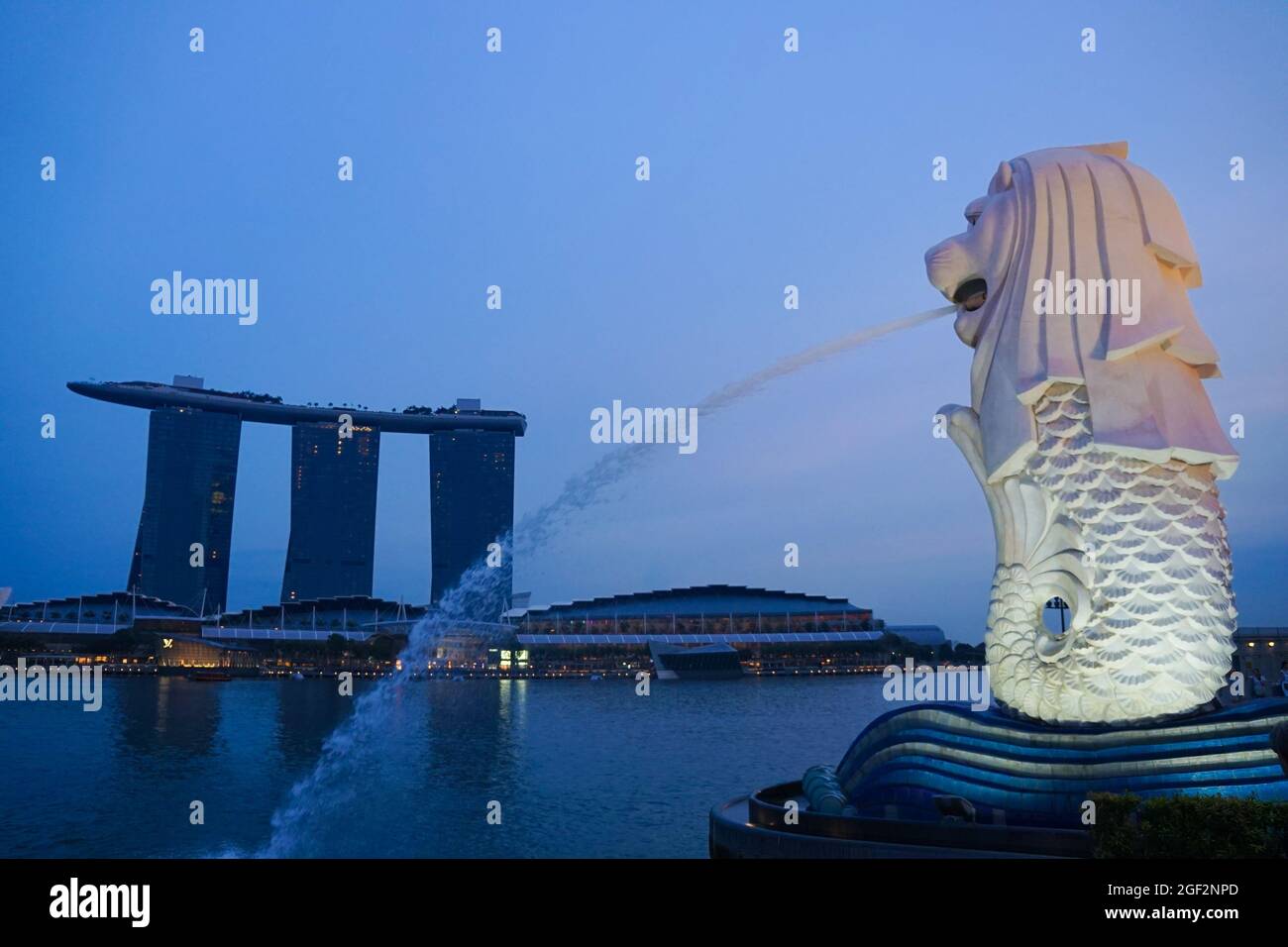 SINGAPUR, SINGAPUR - 09. Aug 2018: Der wunderschöne, löwenförmige Springbrunnen im Merlion Park in Singapur Stockfoto