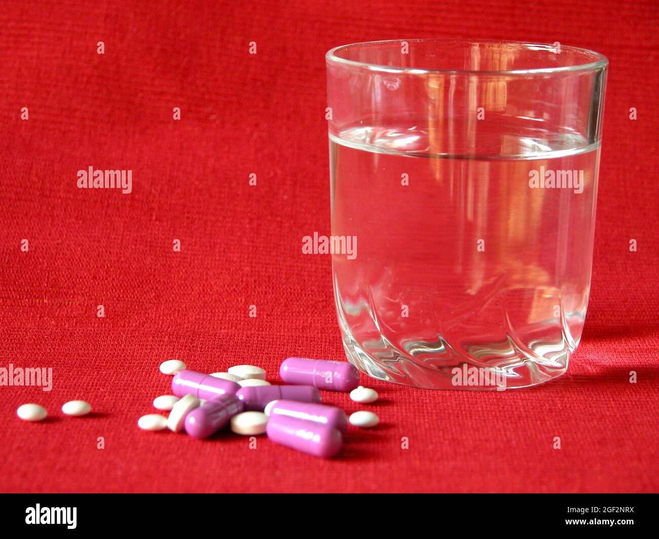 Pillsand Glas Wasser, Pille sucht Stockfoto