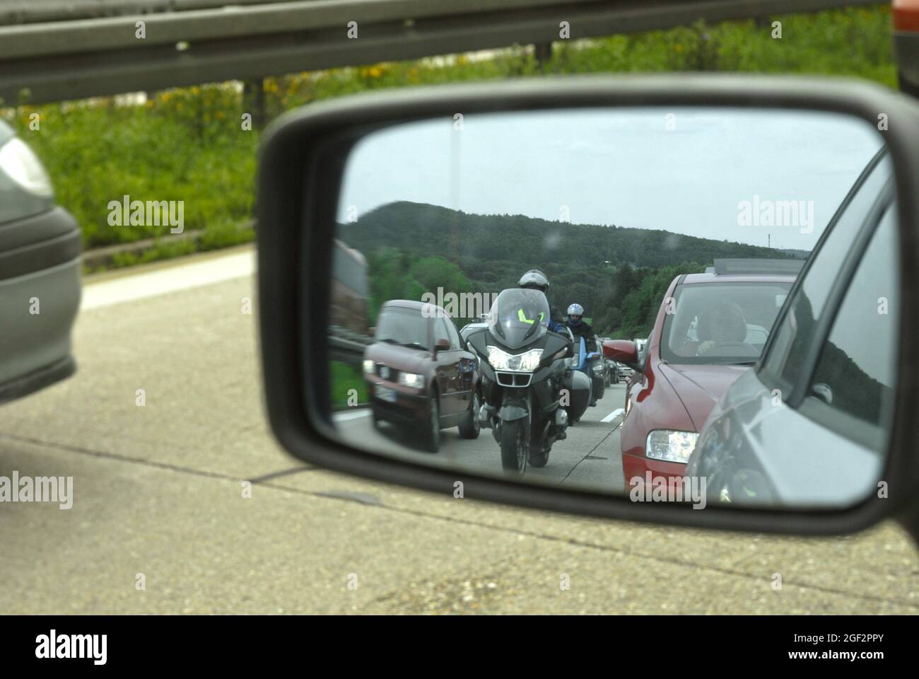 Staus auf einer Autobahn nutzen Motorradfahrer die Rettungsspur, Deutschland Stockfoto