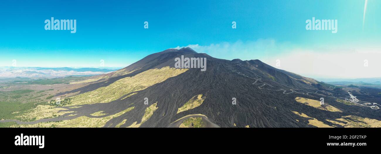 Vulkan Ätna mit altem Lavastrom in einem Luftpanorama von oben an sonnigen Tagen. Stockfoto