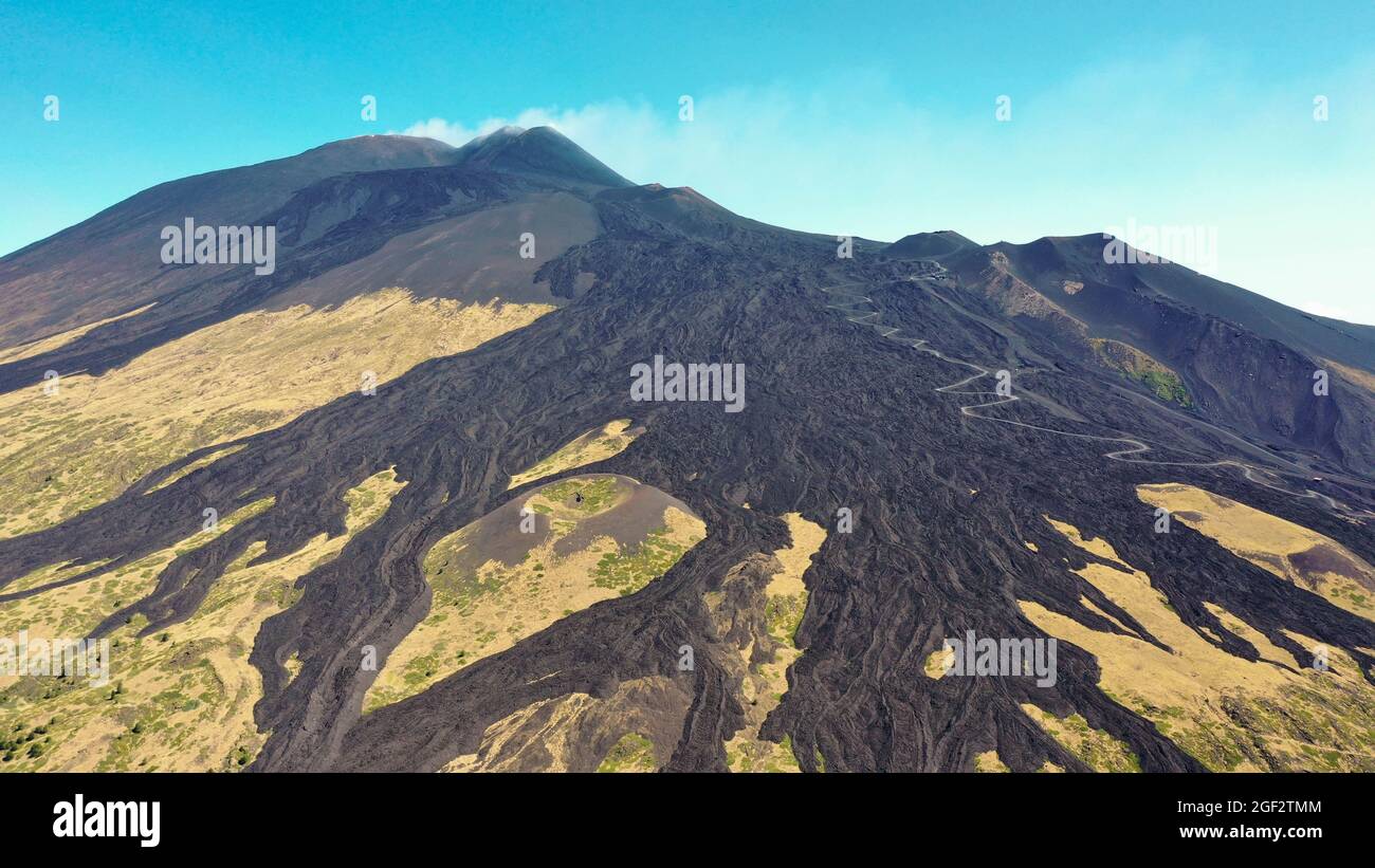 Vulkan Ätna mit altem Lavastrom in einem Luftpanorama von oben an sonnigen Tagen. Stockfoto