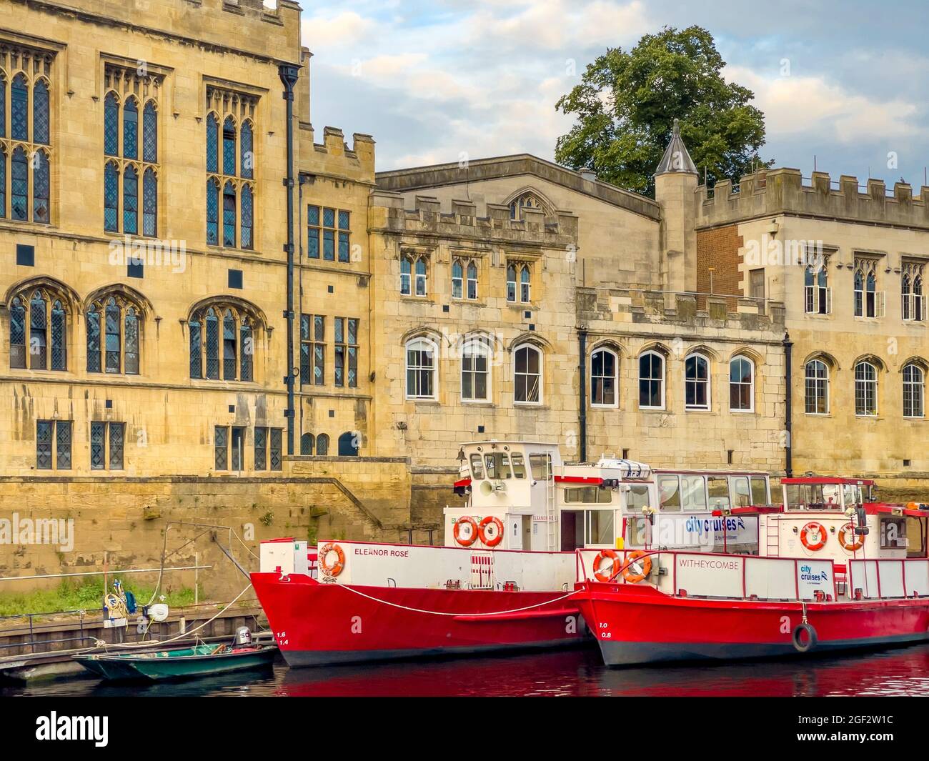 Touristenkreuzfahrtschiffe auf dem Fluss Ouse vor der Guildhall, York, Großbritannien, festgemacht. Stockfoto