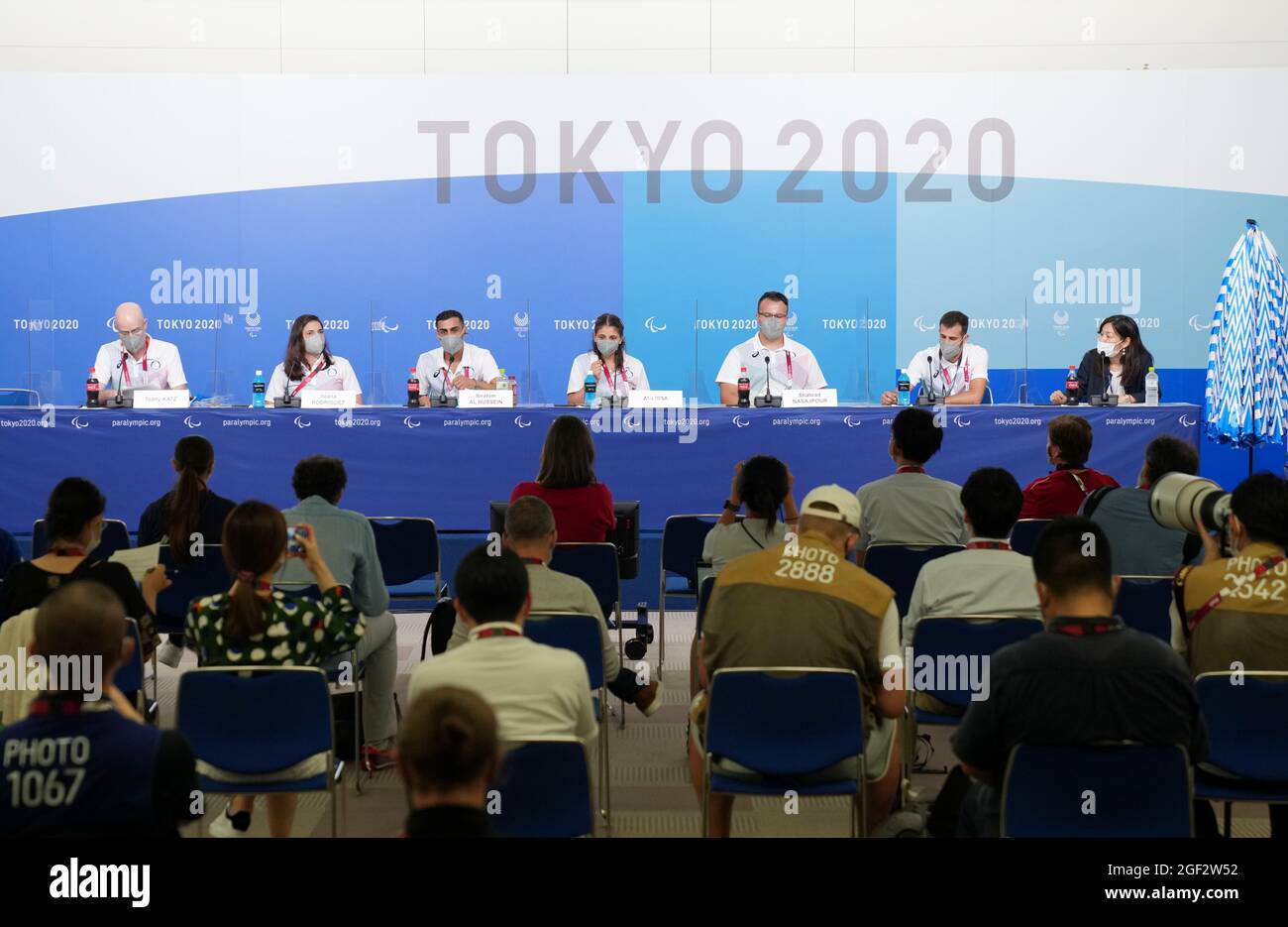 Tokio. August 2021. Mitglieder des Refugee Paralympic Teams nehmen am 23. August 2021 an einer Pressekonferenz im Hauptpressezentrum (MPC) von Tokio 2020 in Tokio Teil. Quelle: Cai Yang/Xinhua/Alamy Live News Stockfoto