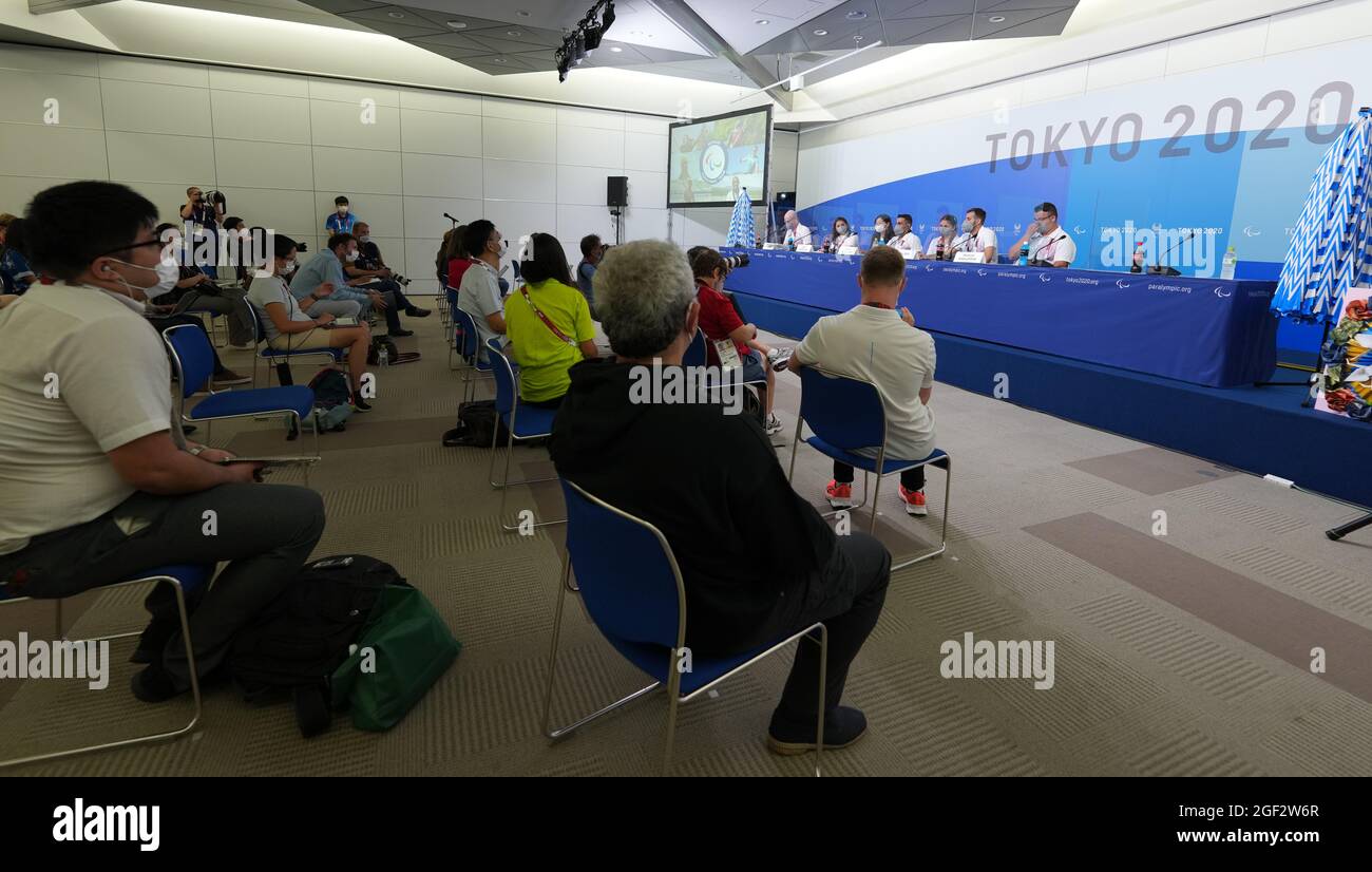 Tokio. August 2021. Mitglieder des Refugee Paralympic Teams nehmen am 23. August 2021 an einer Pressekonferenz im Hauptpressezentrum (MPC) von Tokio 2020 in Tokio Teil. Quelle: Cai Yang/Xinhua/Alamy Live News Stockfoto