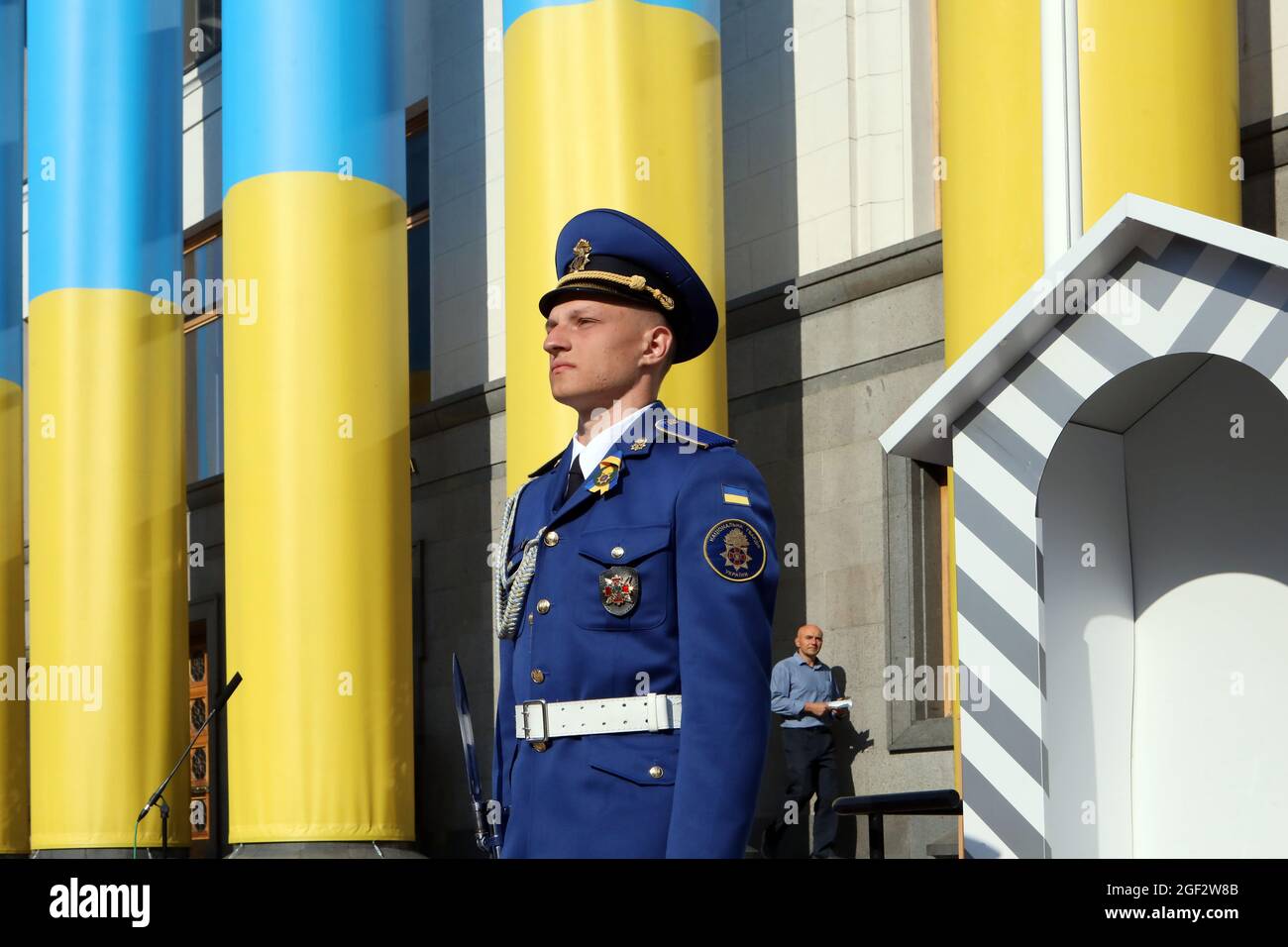 KIEW, UKRAINE - 23. AUGUST 2021 - ein Ehrengarde ist während der Zeremonie zur Anheben der Flagge vor dem Werchowna Rada-Gebäude auf Nationa zu sehen Stockfoto