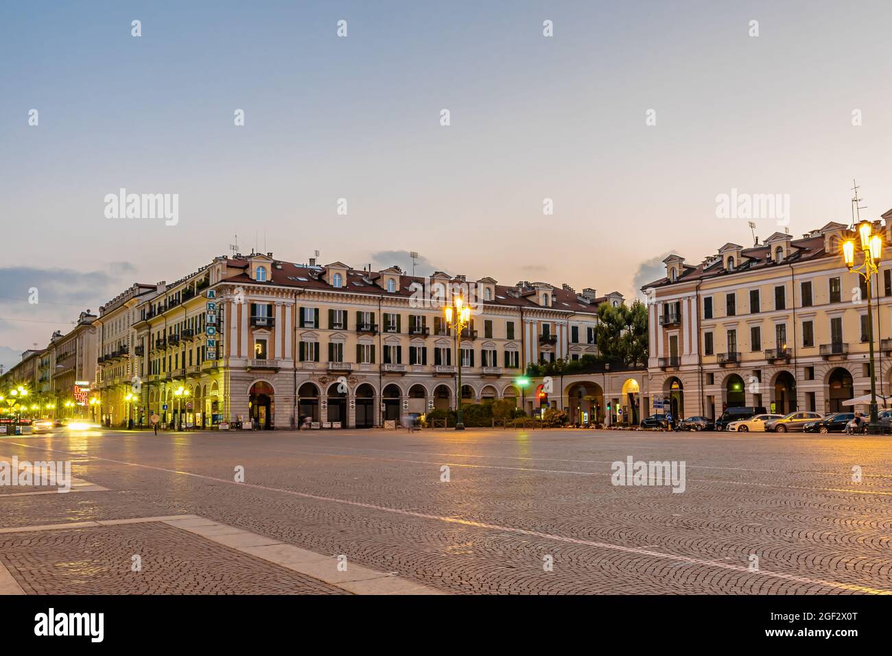 Die wichtigsten Sehenswürdigkeiten von Cuneo: Das Soleri Viadukt, die Via Roma und die monumentale Piazza Galimberti Stockfoto