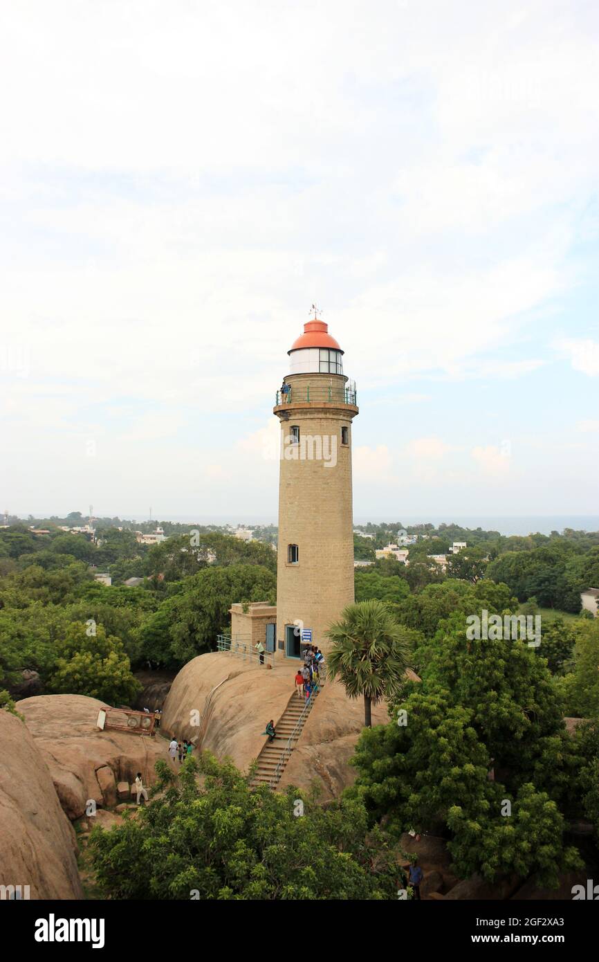 18. Oktober 2015, Mahabalipuram Tamil Nadu, Indien. Tourist Besuch der Mahabalipuram Leuchtturm im Jahr 1904 abgeschlossen Stockfoto