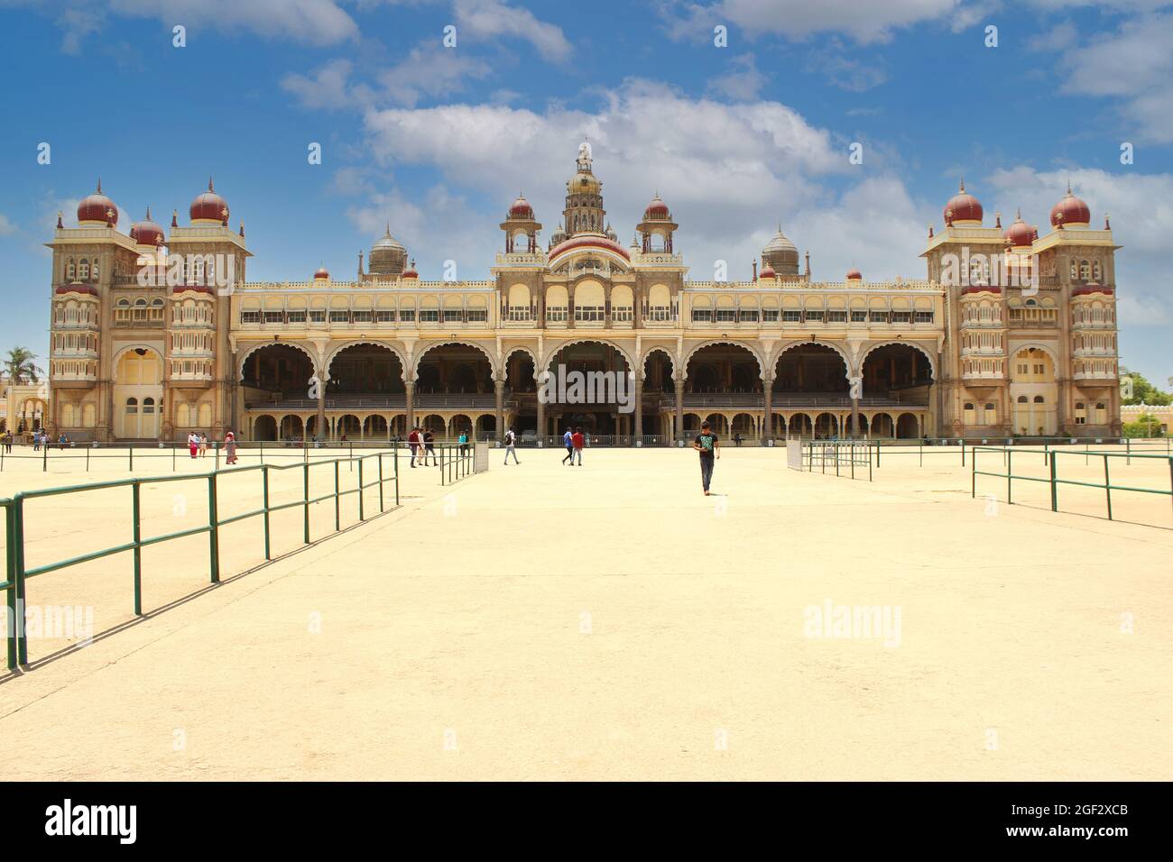 29. März 2016, Mysore, Karnataka, Indien. Voller Blick auf den Mysore Palast und Touristen, die dasselbe besuchen Stockfoto