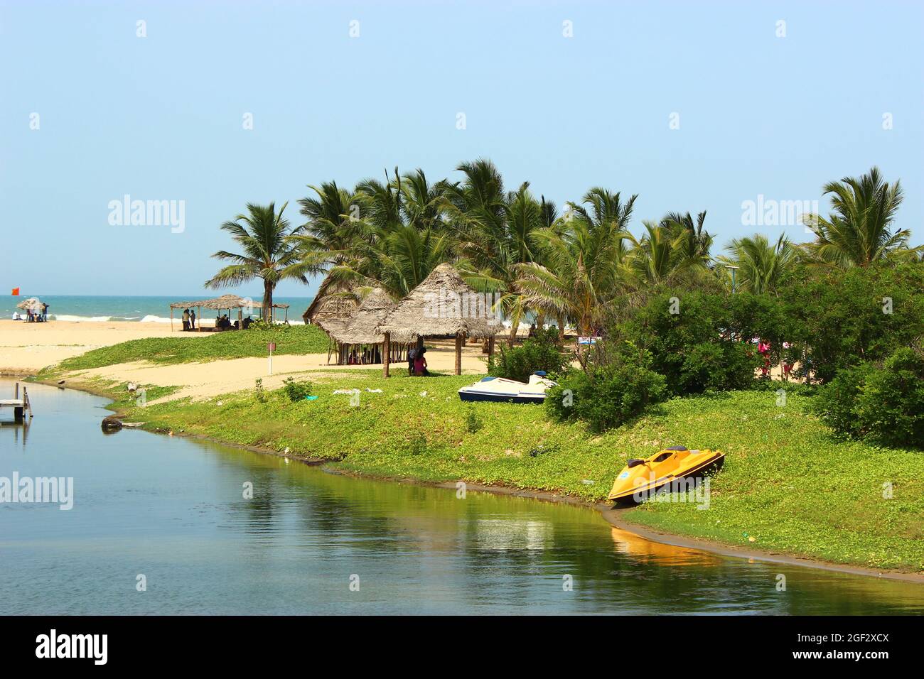 Ufer des Paradise Beach, Pondicherry, Indien. Golden Sands, Cocount Palmen und Rattan schattige Bereiche Stockfoto