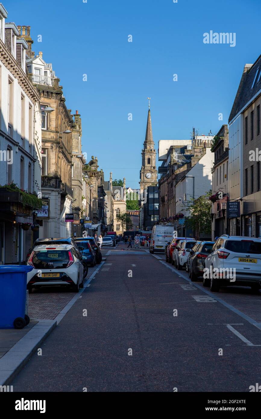 Blick südöstlich auf die Church Street an einem sonnigen Abend im Juli, Inverness, Schottland Stockfoto