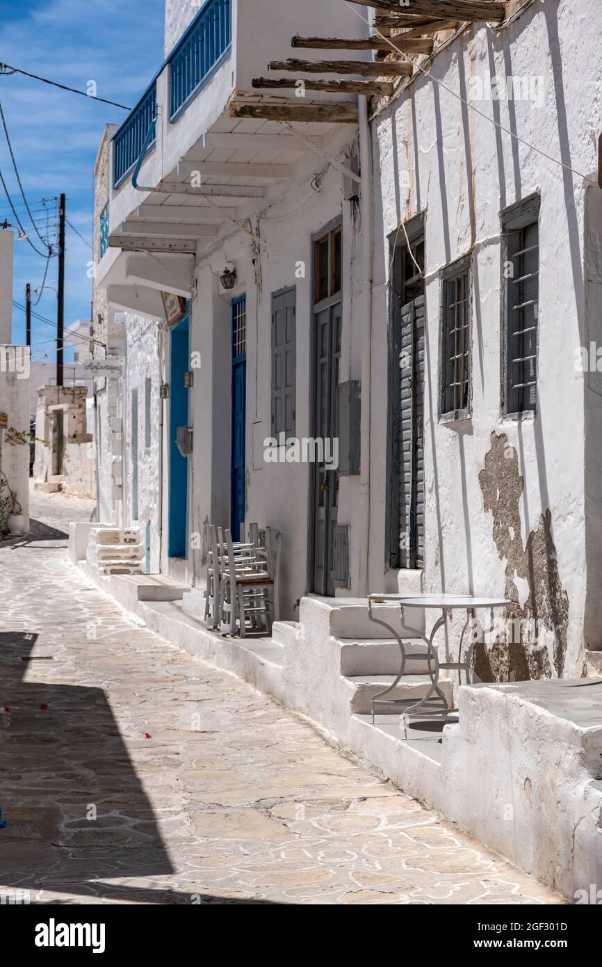 Griechenland, Reiseziel Kimolos, Kykladen. Typische griechische Architektur aus weiß getünchten traditionellen Gebäuden schmale kopfsteingepflasterte Gassen in der Chora Villa Stockfoto