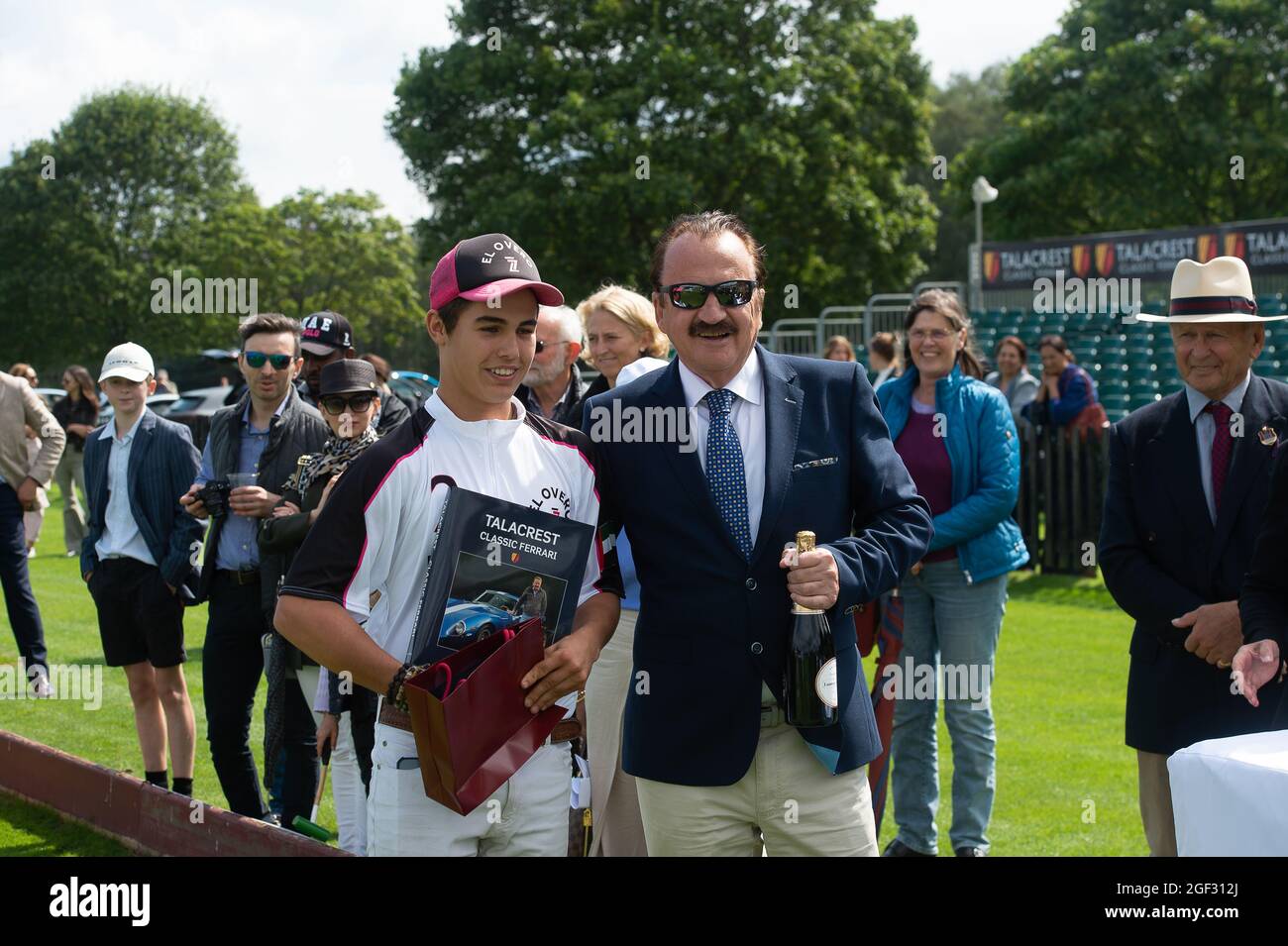 Egham, Surrey, Großbritannien. August 2021. Lucas Monteverde Jnr wird von John Collins, CEO und Gründer von Talacrest, ein Cartier-Geschenk, ein Talacrest Classic Ferrari-Buch und Champagner überreicht, nachdem er für das UAE Polo Team im Unterfinale des Talacrest Prince of Wales beim Championship Cup gespielt hat. Das Bardon Polo Team besiegte das UAE Polo Team. Quelle: Maureen McLean/Alamy Stockfoto